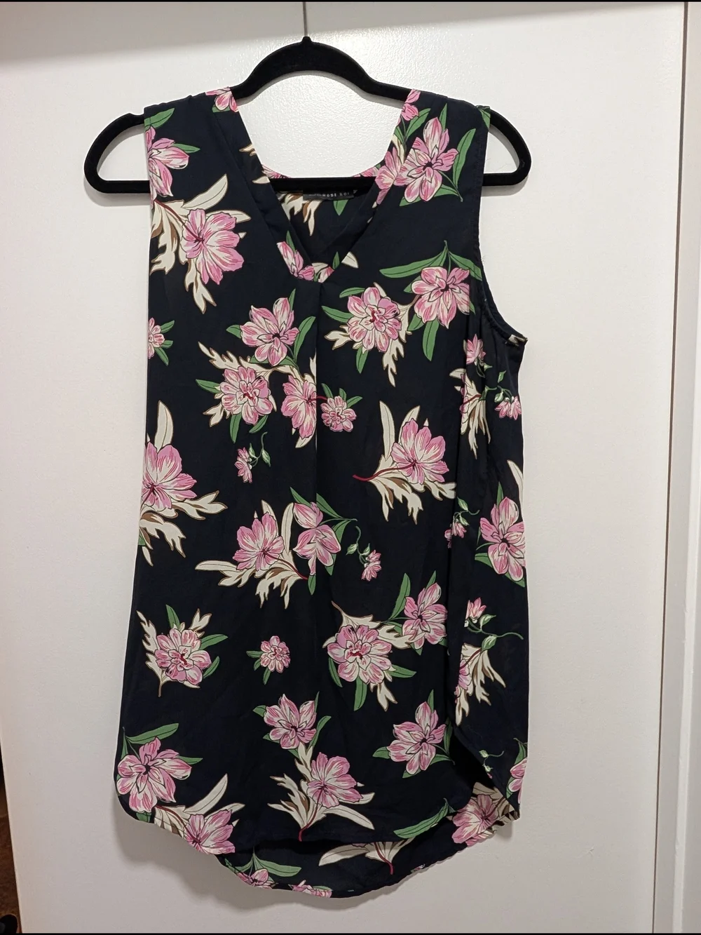 West Kei Sleeveless Floral V-Neck Blouse